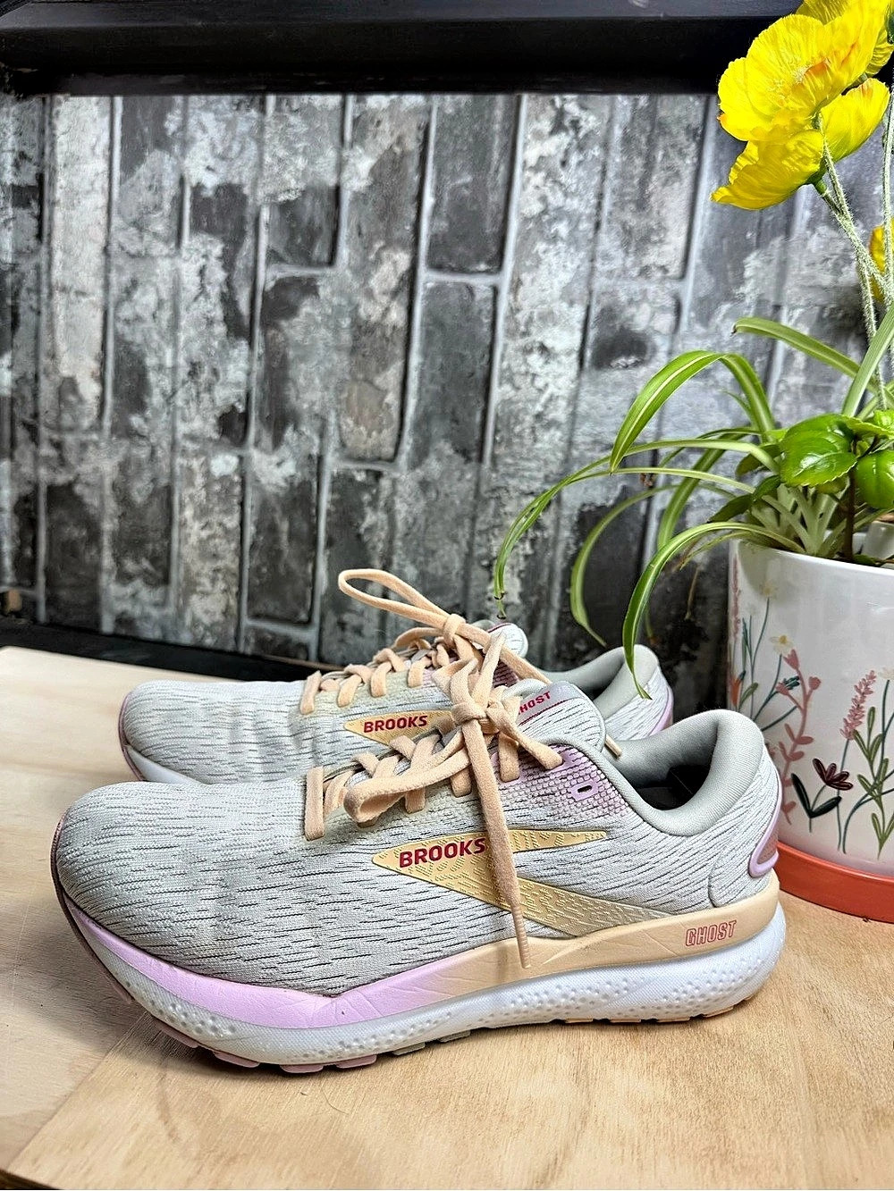 Brooks Ghost 15 Women's Gray & Pink US 7 Athletic Shoes